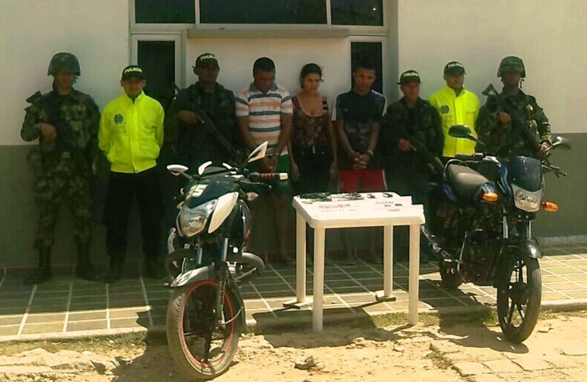 A alias ‘Político’ y ‘Colita’ les hallaron armas, municiones y celulares en el momento en que los capturaron.