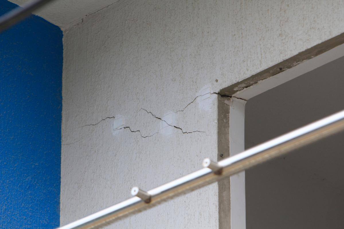 Distrito visita al edificio agrietado en barrio de Cartagena