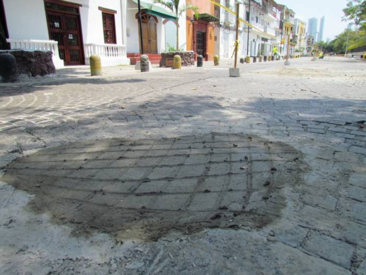 Distrito pide respetar señales para no dañar reparcheo en la Calle del Arsenal. Cortesía
