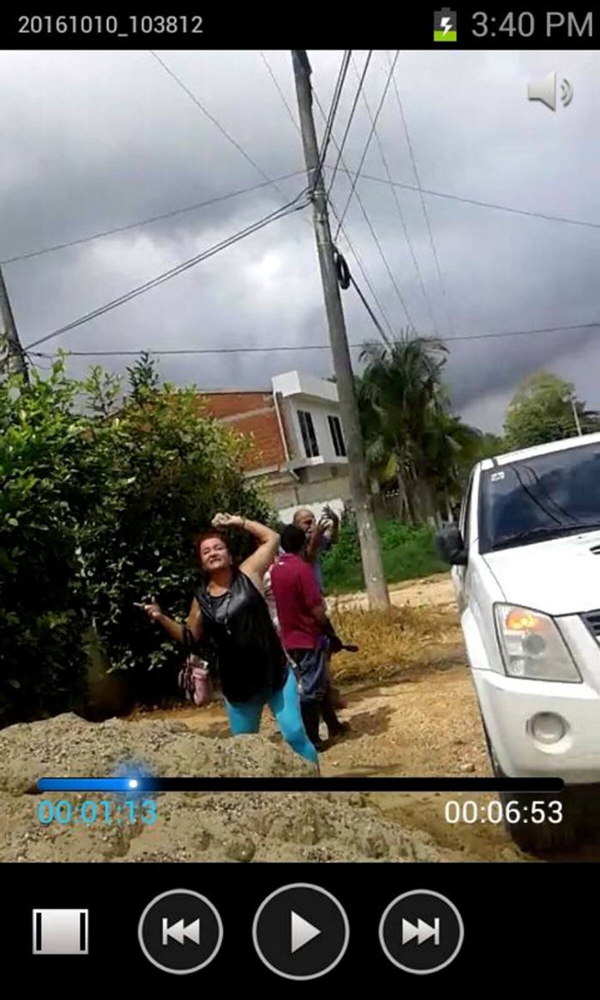 Otra señora lanza piedras contra quienes realizaban el trabajo periodístico y trabajadores de la fundación. Cortesía