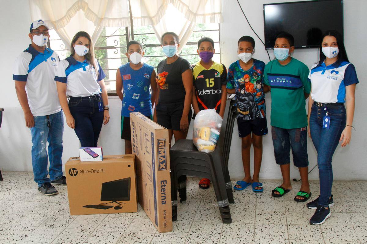 ¡Qué buen gesto! Donan computadores a los cuatrillizos
