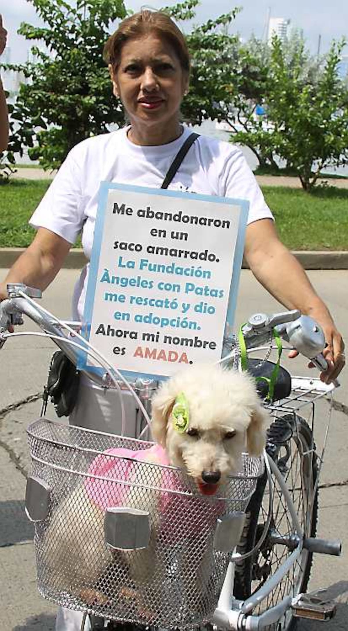 Yadira Martínez, con su mascota, Amada.