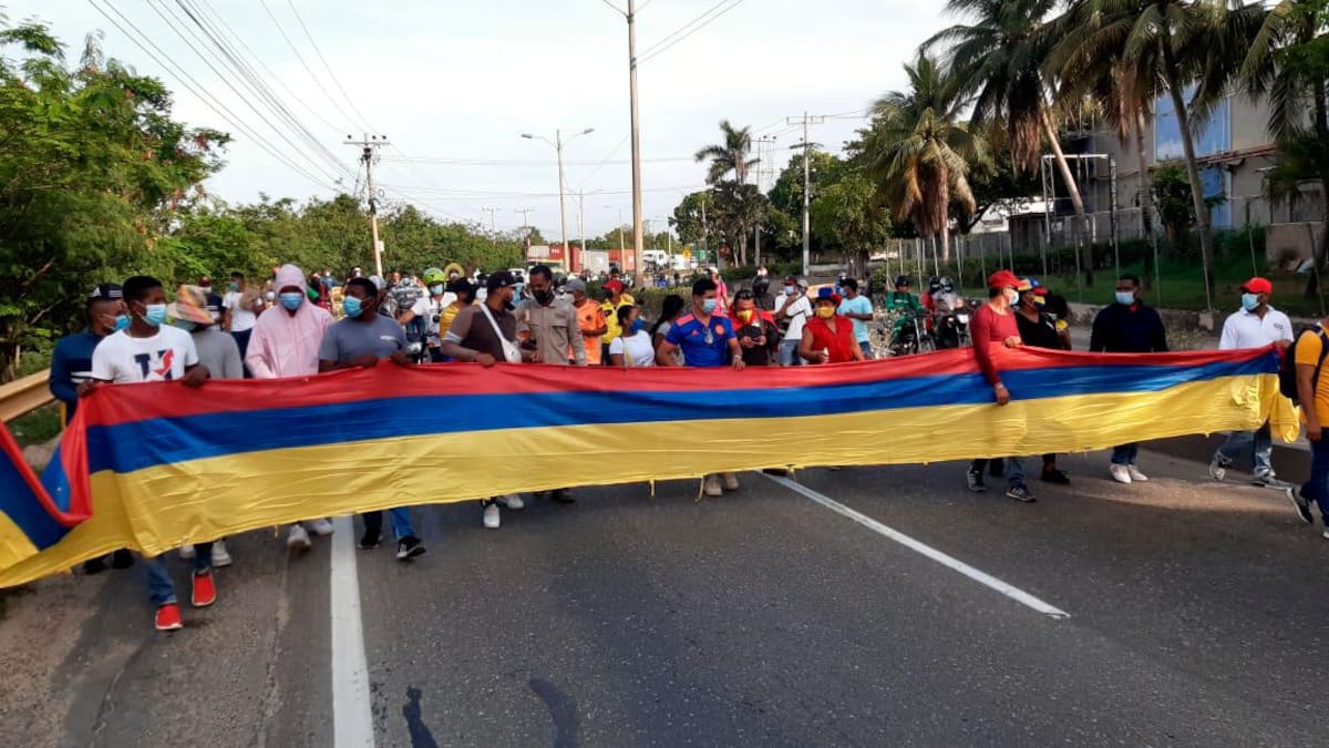 En la marcha participan sindicatos, centrales obreras y residentes de la Zona Industrial de Mamonal. // Luis Herrán.