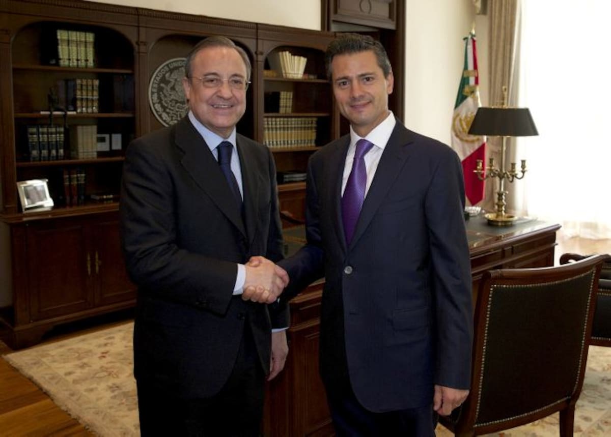 Presidente de México, Enrique Peña Nieto (Derecha) saluda al presidente del mayor consorcio constructor ACS y presidente del club de fútbol Real Madrid, Florentino Pérez (Izquieda), durante una reunión privada en el palacio presidencial de Los Pinos en la Ciudad de México. AFP
