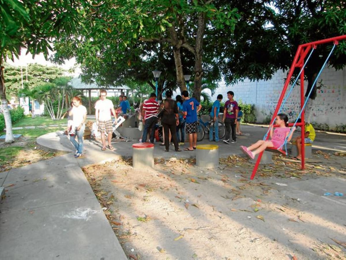 Laboriosamente niños y jóvenes hicieron un pesebre en el Parque de Las Colonias, con material reciclable. PEDRO TORRES-GENTE BAHÍA-EL UNIVERSAL