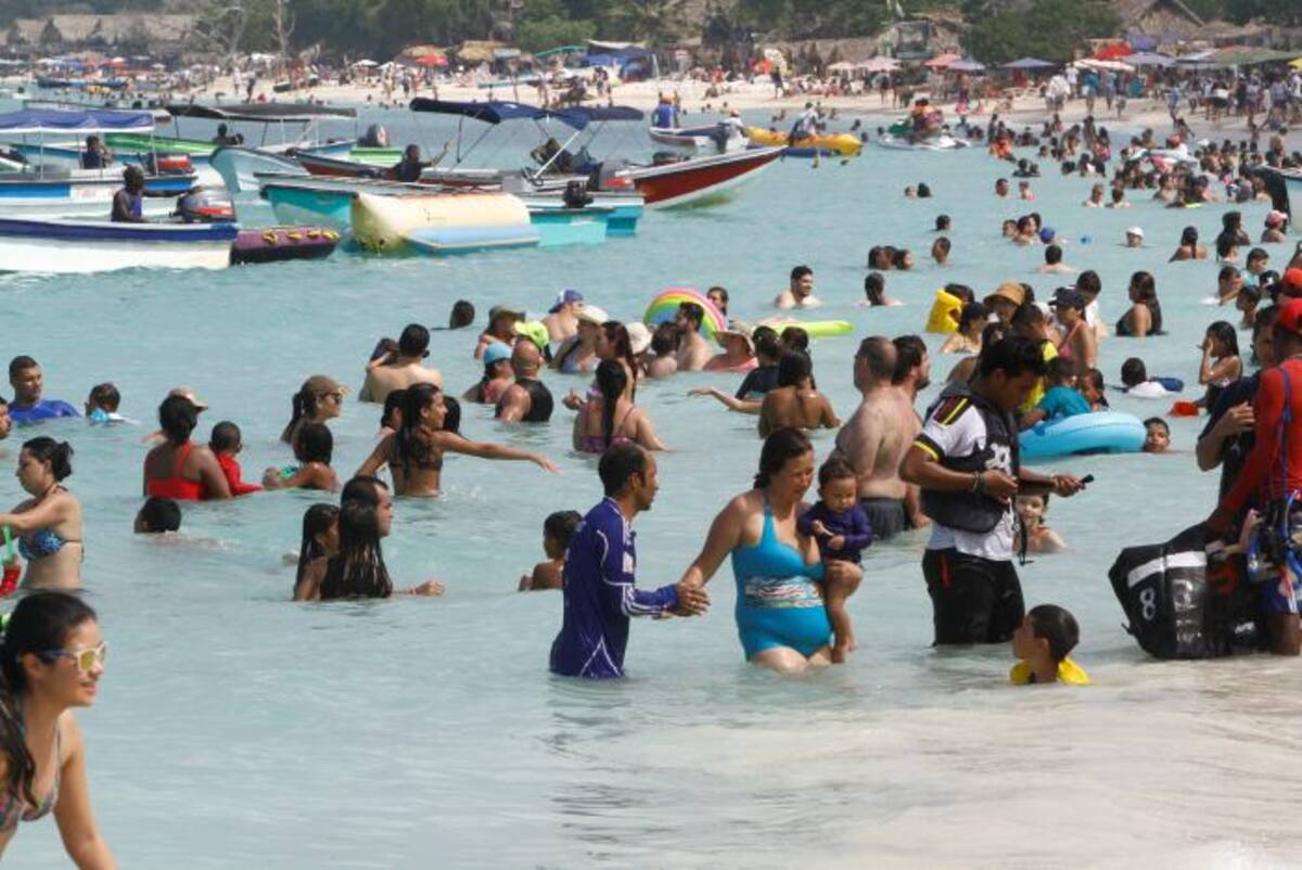En 2016, Parques Nacionales Naturales estableció que la capacidad de carga turística de Playa Blanca es de 3.124 personas, pero ha habido fines de semana en los que por día han ingresado más de 10 mil personas. Fotos Julio Castaño-El Universal