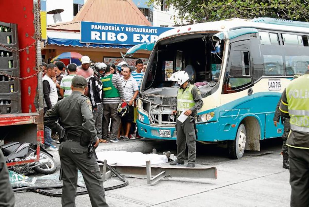 El hecho ocurrió ayer, a las 10:45 de la mañana, en la Avenida Pedro de Heredia. El carril donde ocurrió el accidente fue cerrado mientras hacían la inspección legal del cadáver