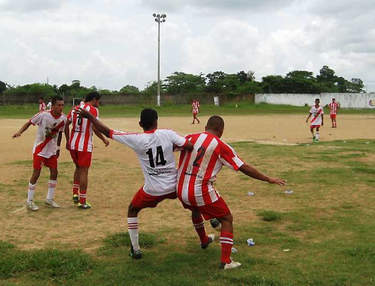 Las jugadas y goles originan muchas emociones deportivas en el evento de fútbol de Sahagún.