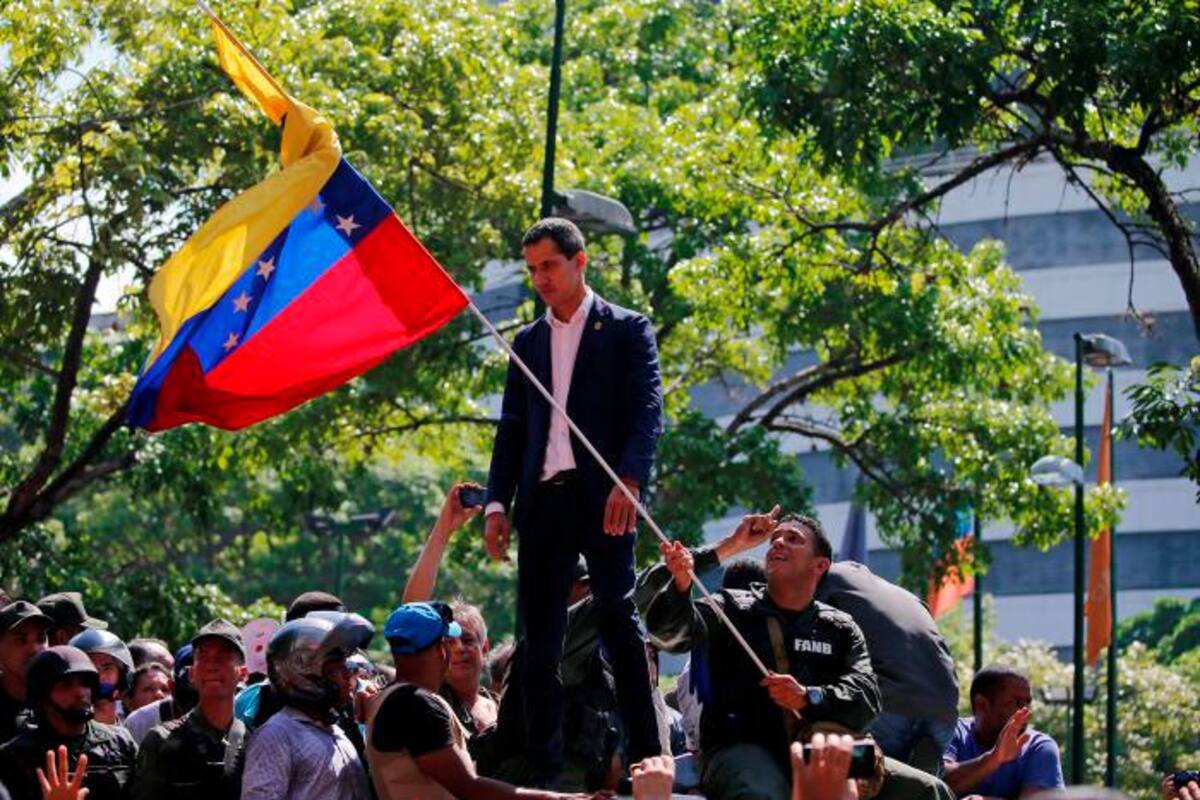 Guaidó llama a alzamiento militar para derrocar a Maduro