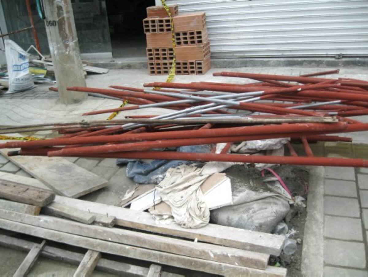 El andamio quedó destrozado en el andén del almacén Intermoda.