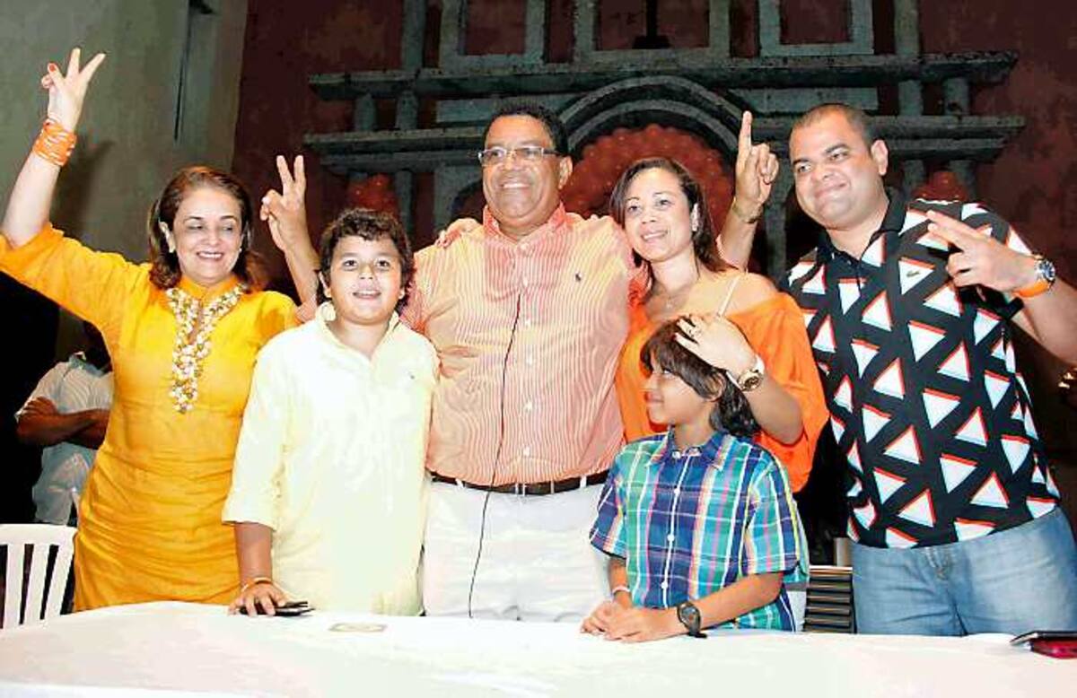 Campo Elías Terán Dix, acompañado de su esposa Nereida Humanez, su hija Egla Terán, sus dos nietos Sebastián e Ismael y su hijo Campo Elías junior, posando en la foto del triunfo, tras hablar a los medios como alcalde electo. KAILLINE GIRALDO
