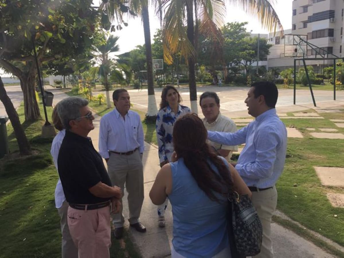 La gerente de Electricaribe socializando el proyecto con la comunidad de Bocagrande. //Cortesía.