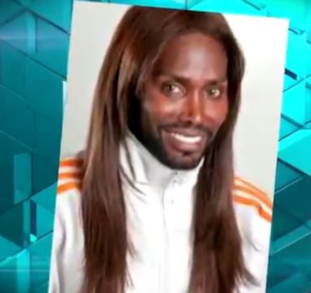 Lucía el pelo largo, se lo teñía y usaba lentes de contacto. CAPTURA DE PANTALLA