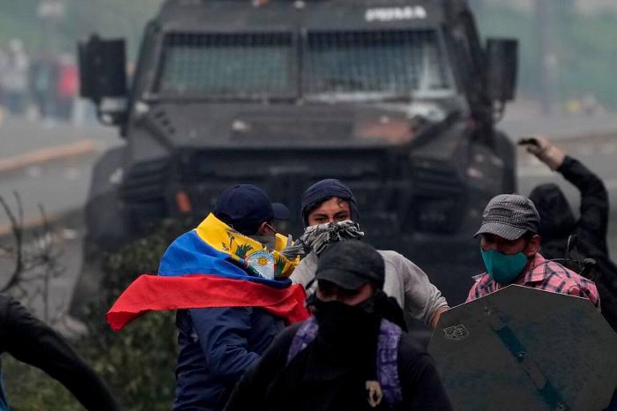 Protestas en Ecuador: Turba ataca convoy militar; hay agentes heridos