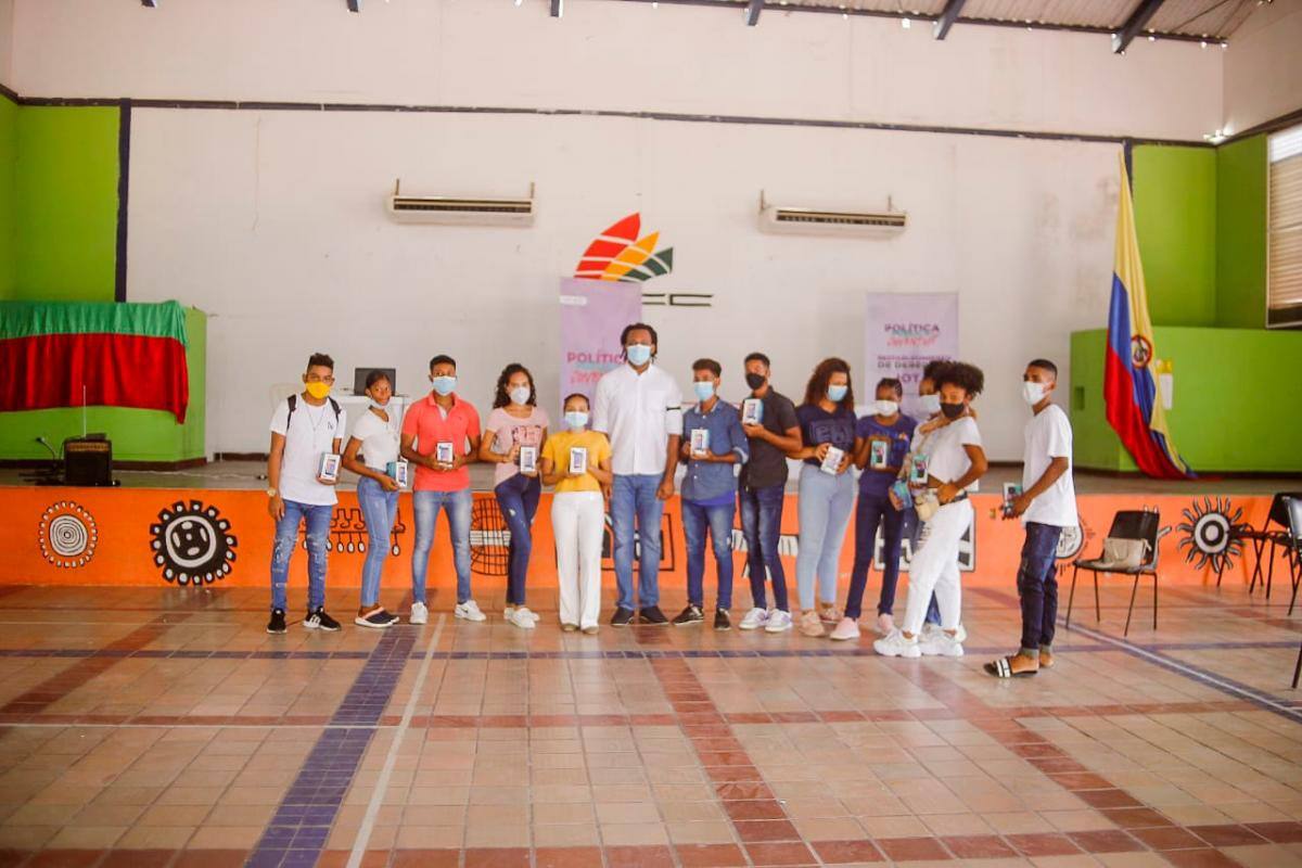 Entregan dispositivos móviles a jóvenes en Cartagena