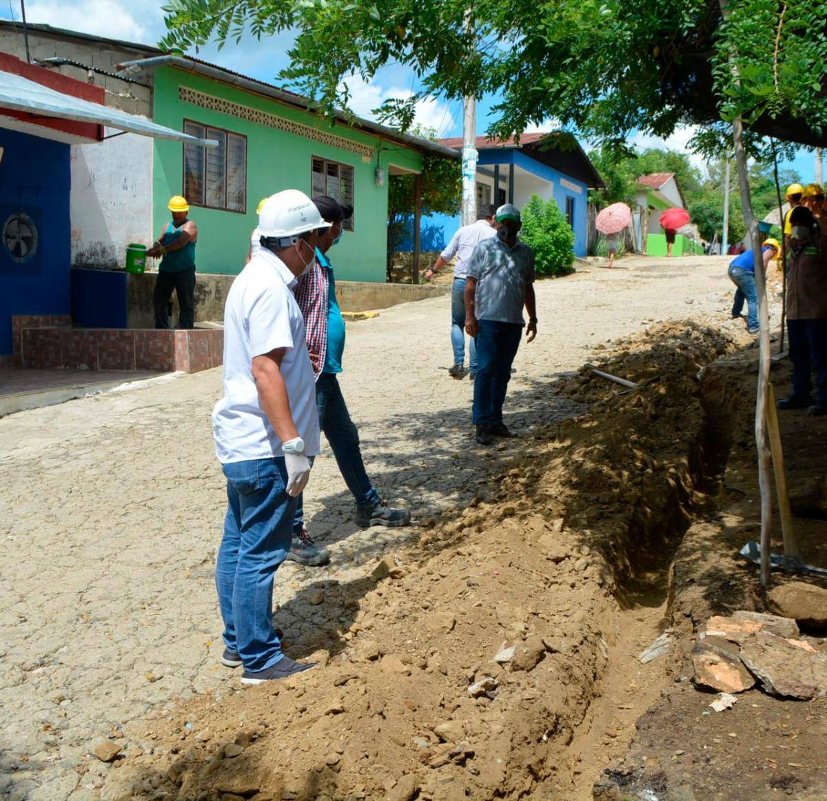 En algunas calles el pavimento es retirado, para darle paso a las redes conductoras de agua potable.