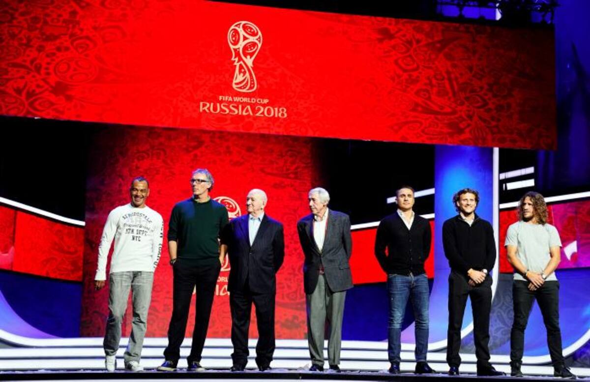 De izquierda a derecha: Los asistentes Cafú, Laurent Blanc, Nikita Simonyán, Gordon Banks, Fabio Cannavaro, Diego Forlán y Carles Puyol, en vísperas del sorteo final para el Mundial de Rusia de 2018. EFE SERGEI ILNITSKY