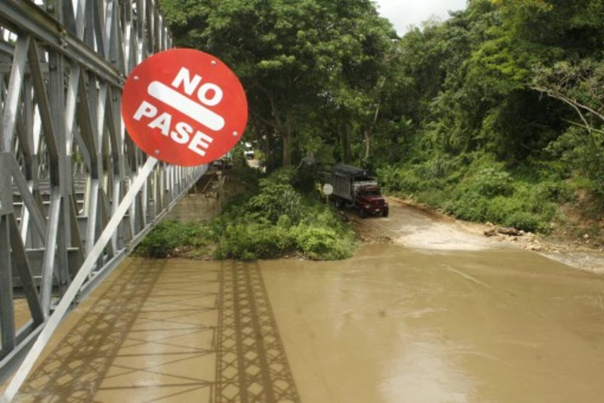 EDGAR CASTILLO /EL UNIVERSAL/ El cruce por la batea fue suspendido, debido a que el arroyo subió de nivel por las lluvias recientes.