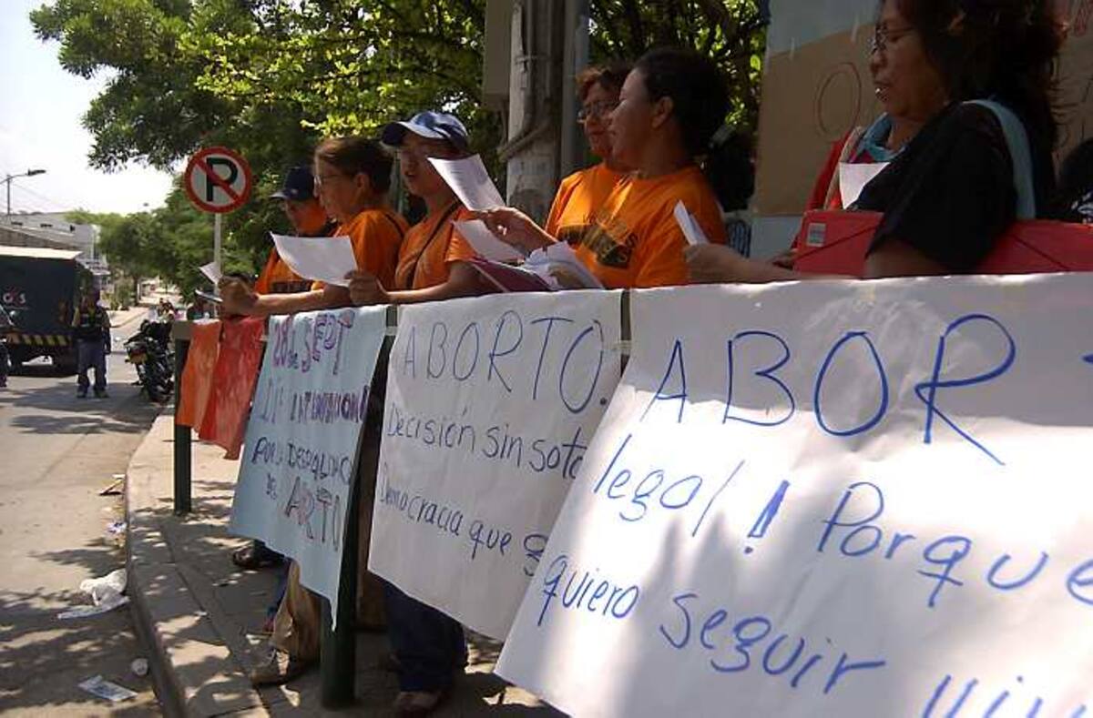 Algunas cartageneras salieron el pasado 28 de septiembre a conmemorar el día internacional de la despenalización del aborto. ÓSCAR DÍAZ ACOSTA