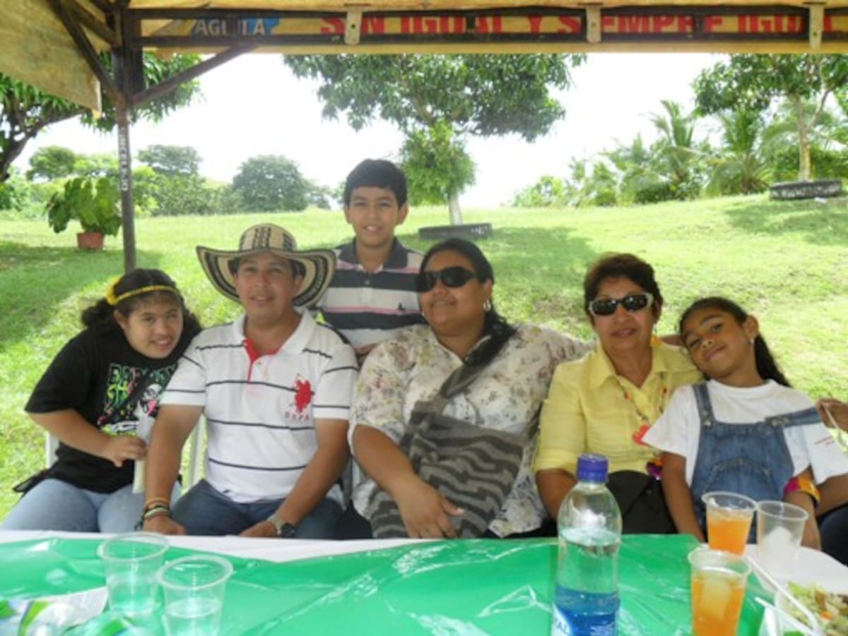 Aura María Domínguez, Luis Domínguez, Luis Junior, Maria Elles Domínguez, Vilma Domínguez y Maria Luisa Ochoa Elles.
