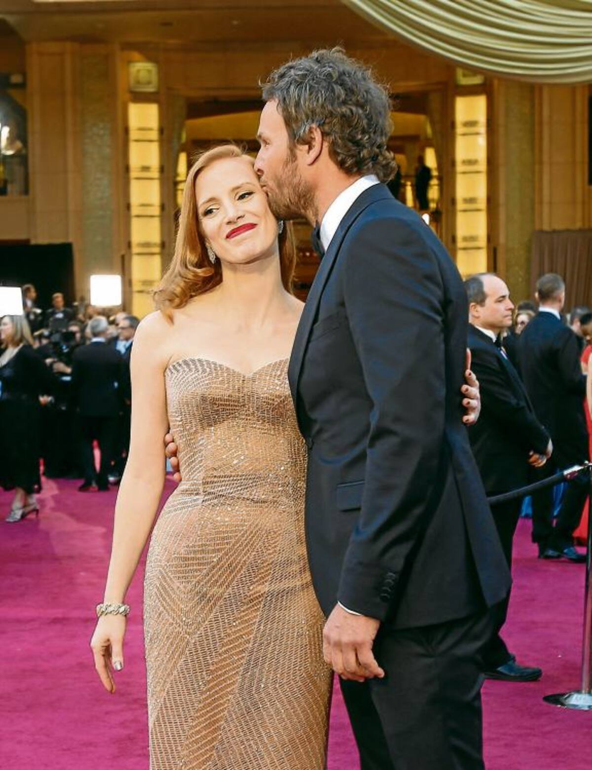 Jason Clarke dándole un beso a Jessica Chastain.