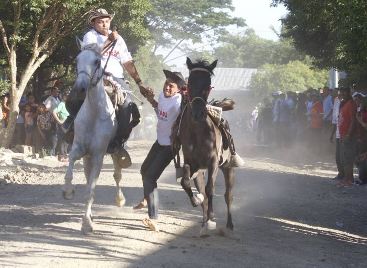 Un grupo de jinetes aficionados integrado por jóvenes del municipio de Colosó, instantes antes de accidentarse. MANUEL SANTIAGO PÉREZ/EL UNIVERSAL/