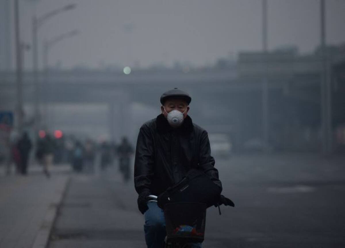 En Beijing, los ciudadanos llevan máscaras para protegerse de la contaminación AFP MARK RALSTON