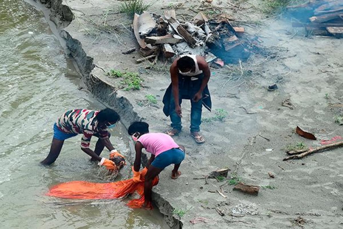 El río Ganges, en India, se rebosa de muertos por COVID-19