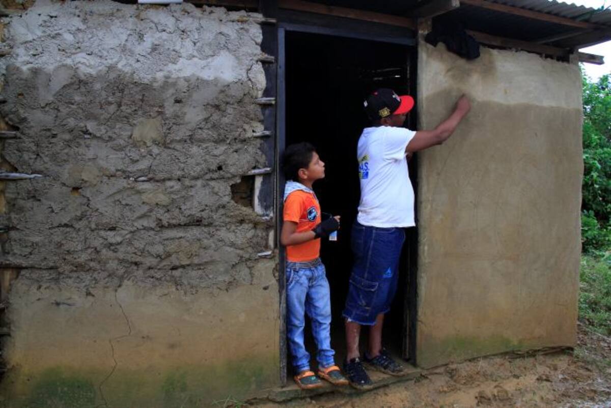Reinaldo Ramírez señala el nivel al que llegaron las aguas en su vivienda, del sector El Ojito. Zenia Valdelamar-El Universal