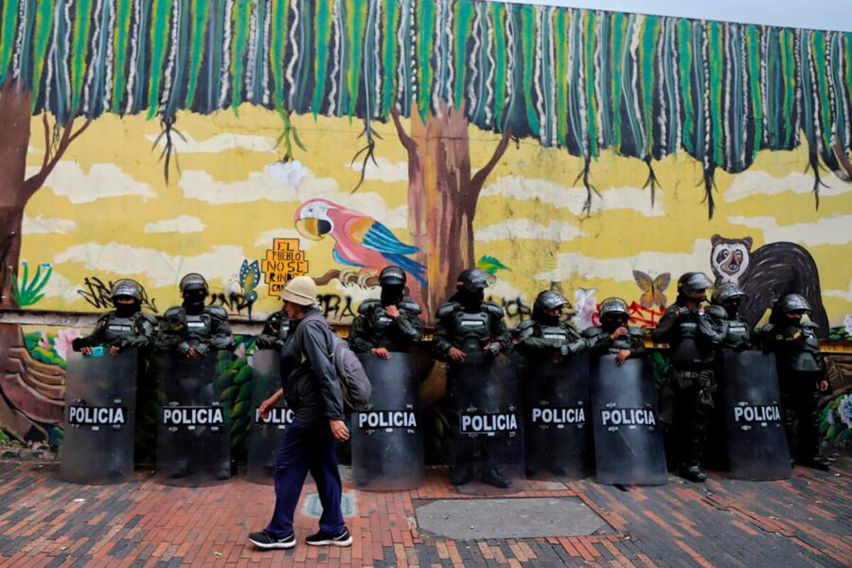 Los funcionarios de las altas cortes salen del Palacio en medio de disturbios
