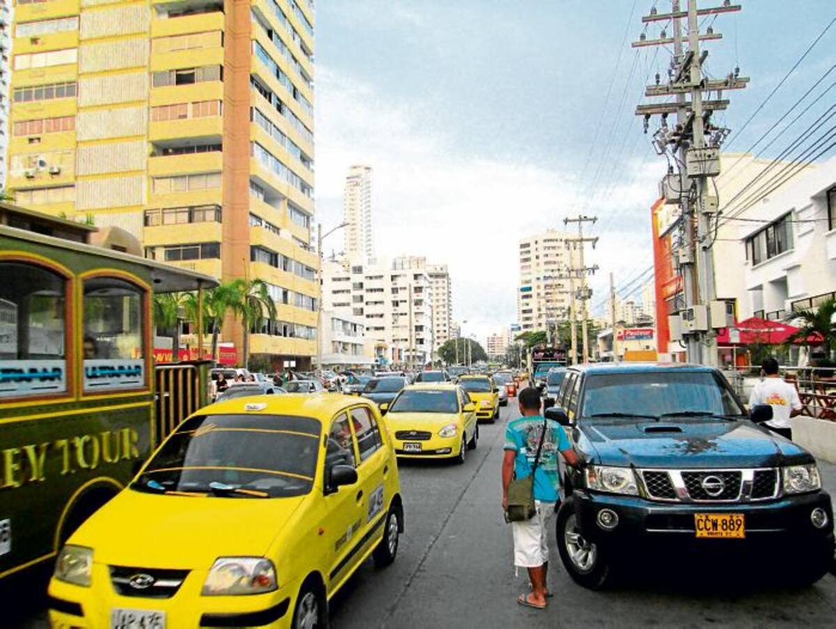 La Avenida San Martín es la vía más congestionada de la zona turística, tanto por la cantidad de personas como por los numerosos vehículos que recibe. PEDRO TORRES, GENTE BAHÍA-EL UNIVERSAL