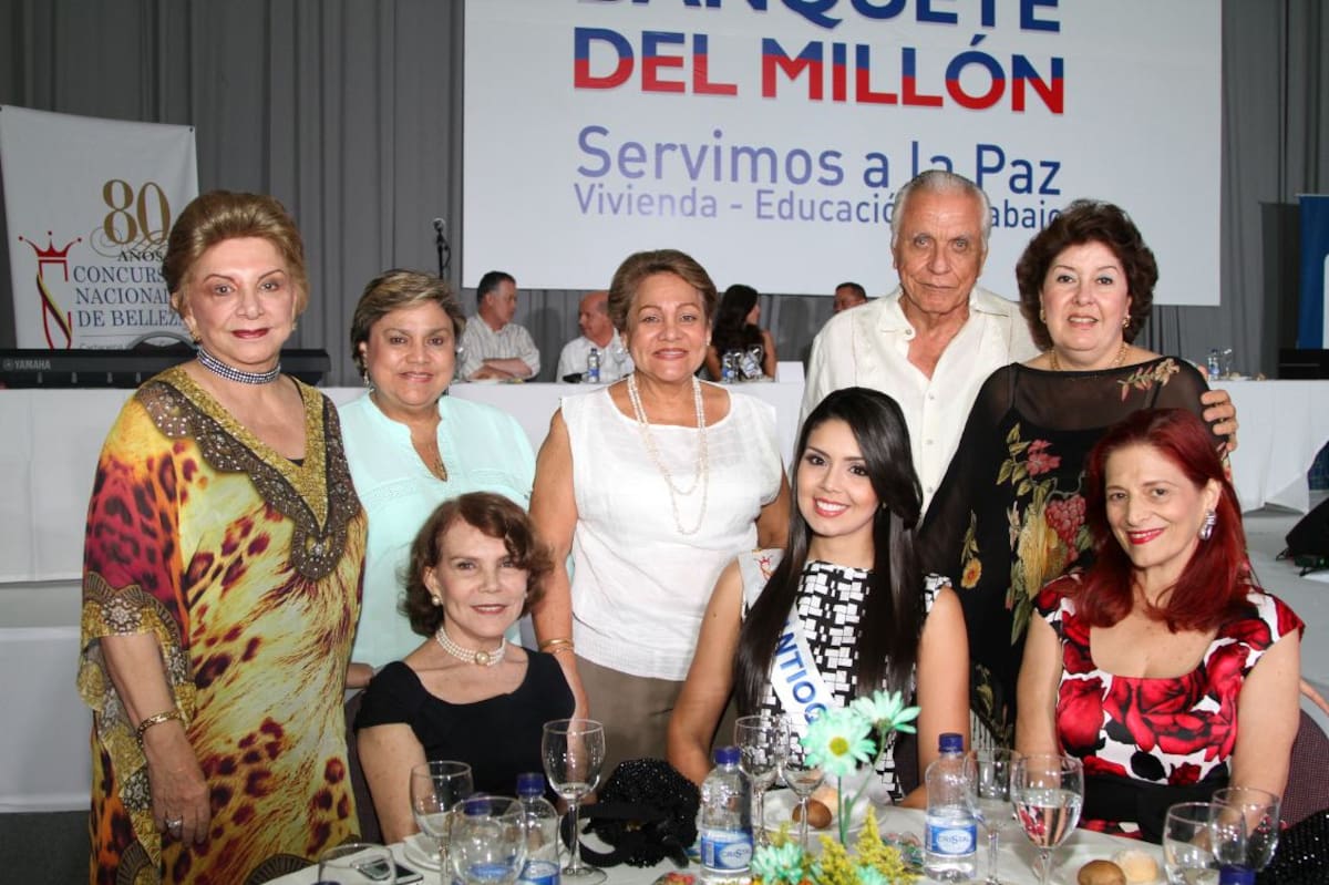 De pie: Judith de Álvarez, Martha Pérez, Mary de Fortich, Roberto Tirado y Coqui de Tirado; sentados: Catica de Fachini; la Señorita Antioquia, Natalia Ochoa; y Emilia Fadul.