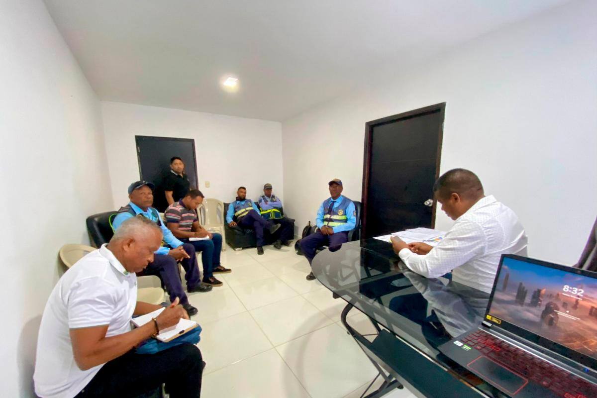 Agentes de Tránsito de Santa Catalina se comprometen a mejorar sus servicios
