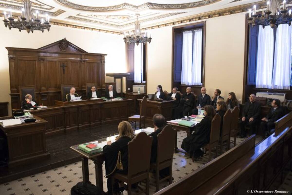 El tribunal aplazó el proceso hasta el 7 de noviembre, acabando con las esperanzas del Vaticano de terminar con el proceso antes de inicio del Jubileo, que comienza el 8 de diciembre. AFP -