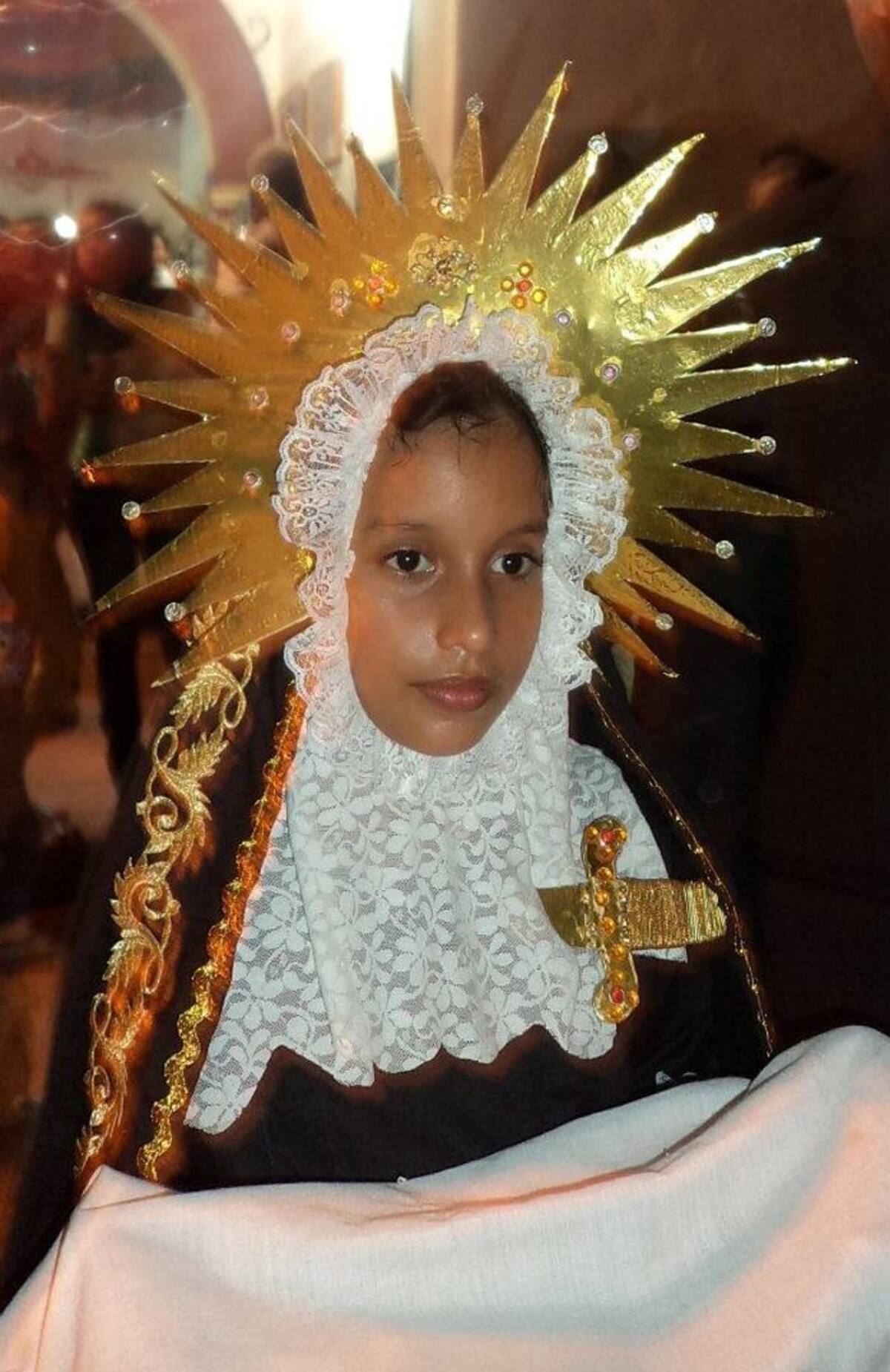 Niño momposino pagando una manda en una procesión de Viernes Santo.