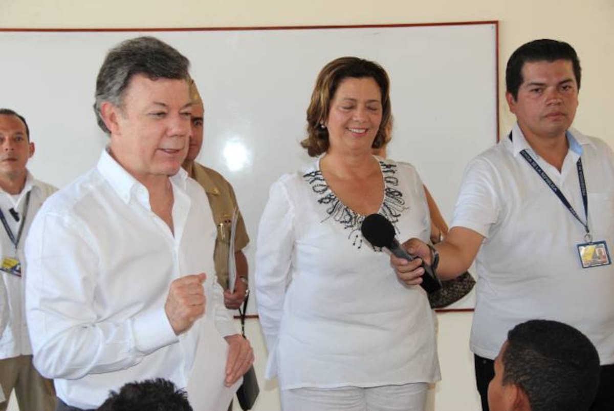 El presidente Juan Manuel Santos y Rosario Ricardo, secretaria de Educación del Distrito, durante la entrega oficial de las recién reconstruidas instalaciones del Centro Educativo Nuevo Bosque. ALEXANDRA CLAVIJO-EL UNIVERSAL