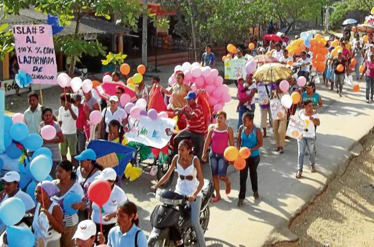 El desfile recorrió las principales calles de Coveñas. CORTESÍA/