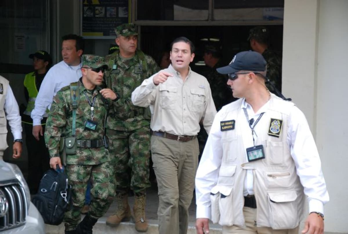 El ministro de Defensa, Juan Carlos Pinzón, saliendo de Cámara de Comercio de Montería donde se reunió con sociedad civil. EL UNIVERSAL