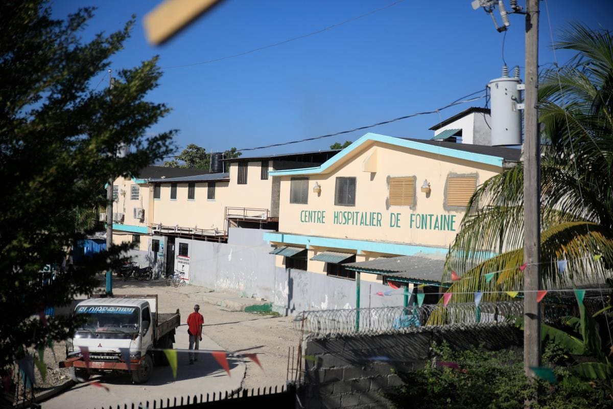 Una pandilla irrumpió en hospital de Haití y tomó rehenes a mujeres y niños