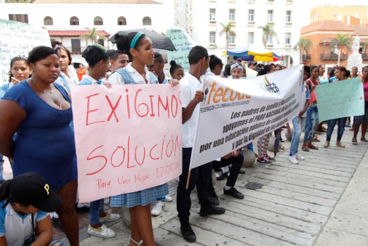 Protesta de estudiantes realizada en abril para exigir nueva infraestructura. ARCHIVO