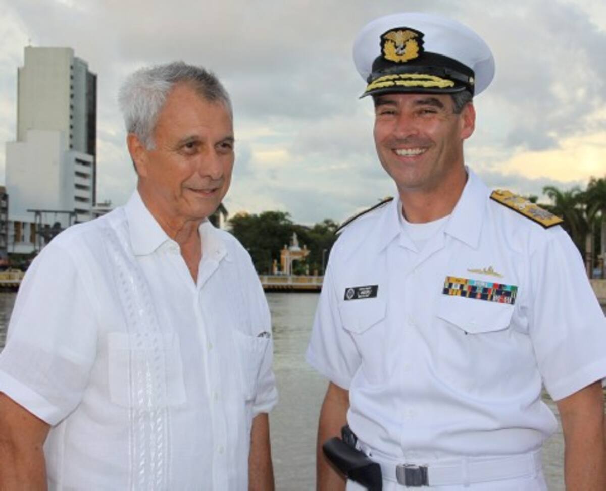 Roberto Serrano y el comandante de la Escuela Naval, Luis Ordóñez.