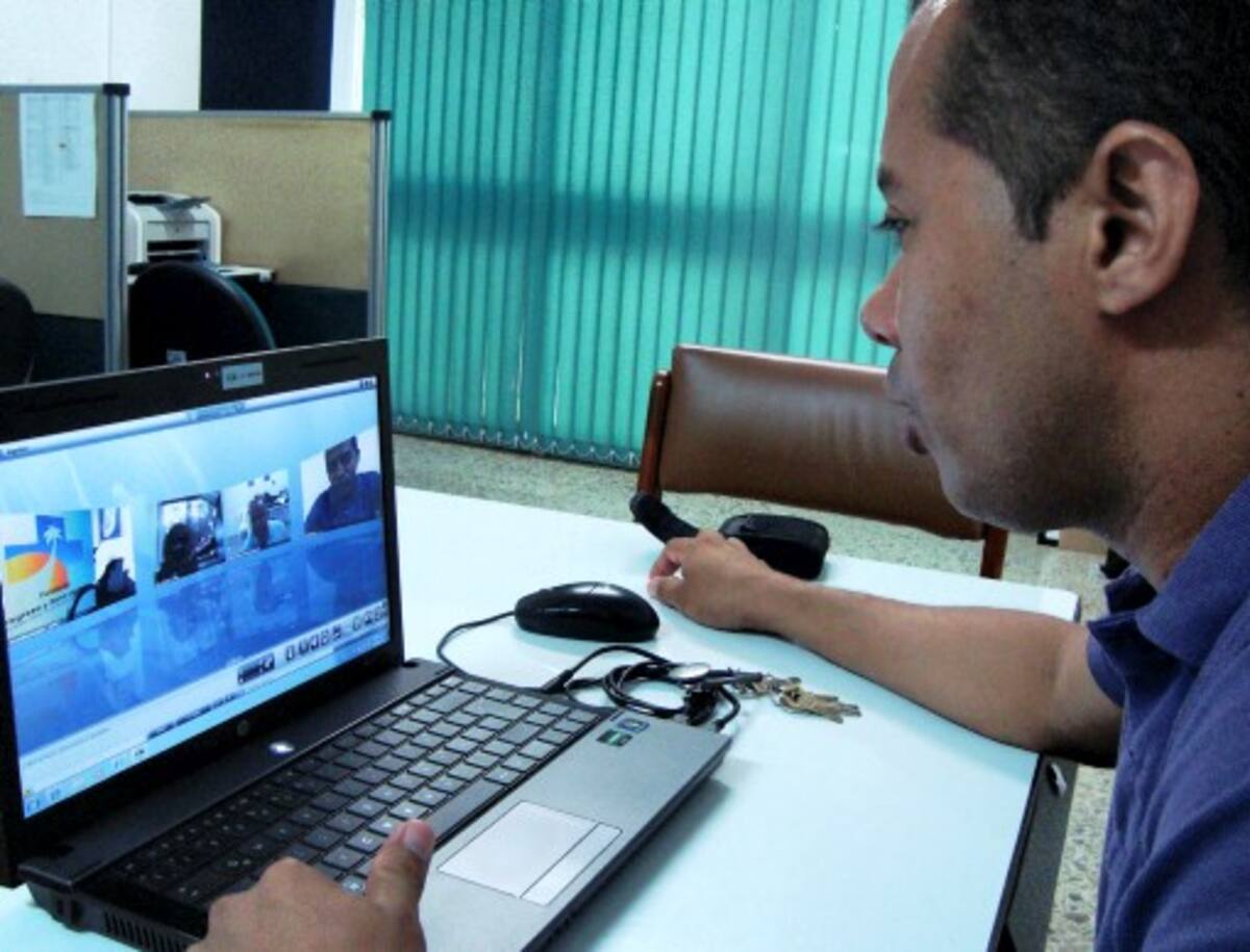 Fredy Pomares Herrera, mé-dico y docente de la Universidad de Cartagena y Fabián Figueroa, médico de triage de Urgencias del Hospital Universitario durante prueba del sistema. cortesia