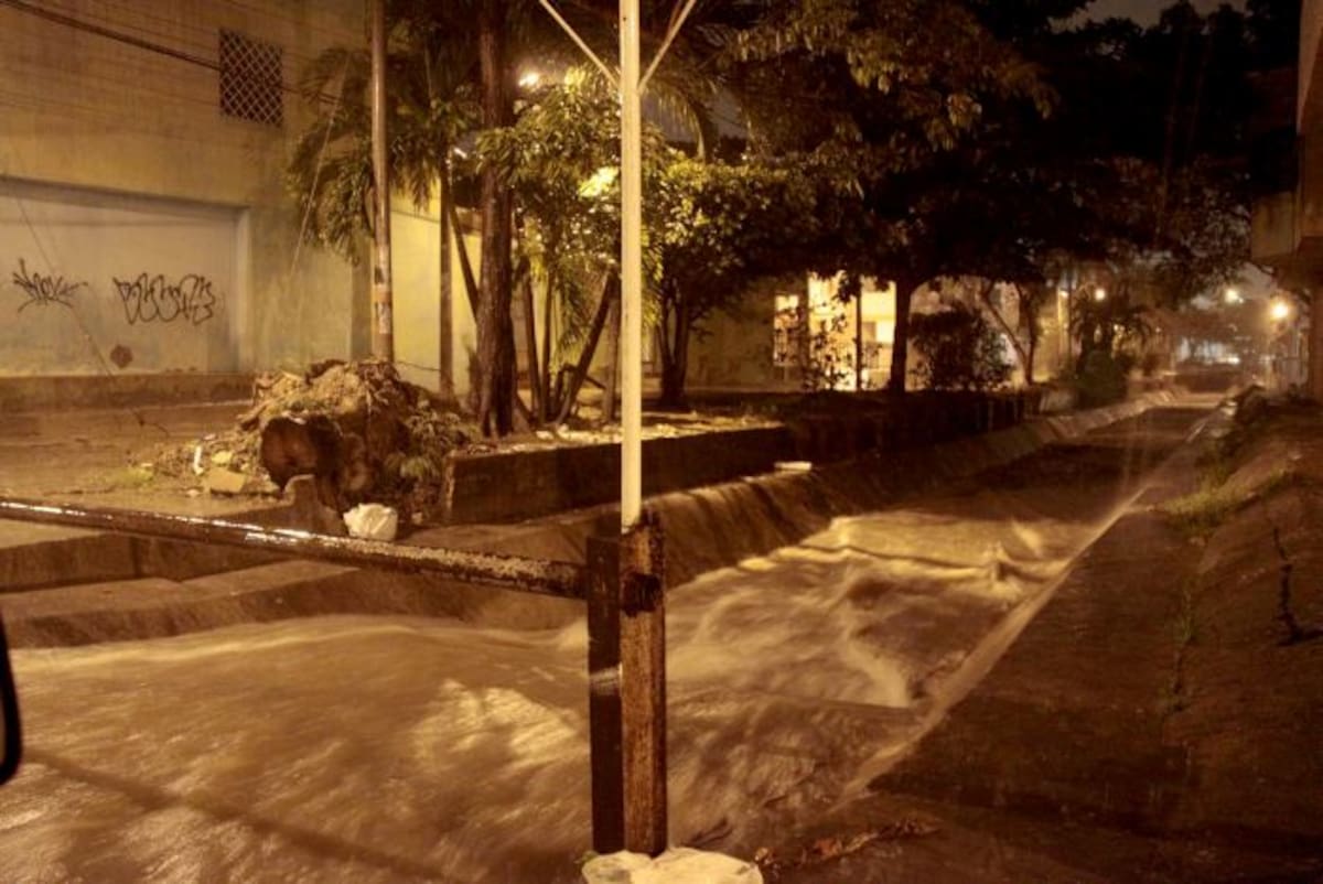 Algunos caños se desbordaron durante la madrugada del miércoles. Nayib Gaviria Amador