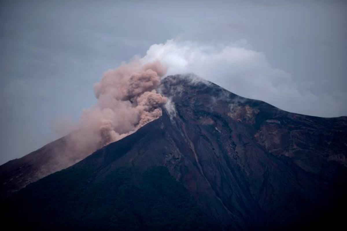 Volcanes Fuego y Pacaya causan caída de ceniza en 20 comunidades de Guatemala