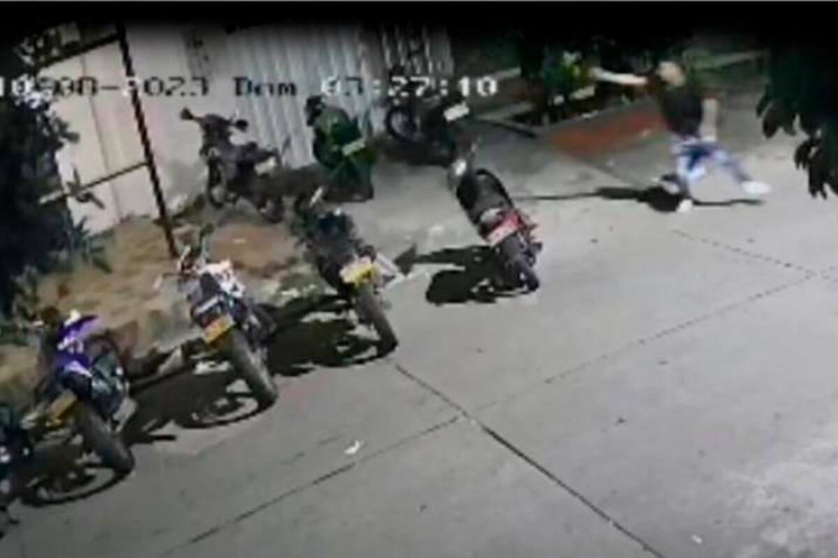 Video: Así se enfrentaron a bala varios jóvenes que departían en un bar