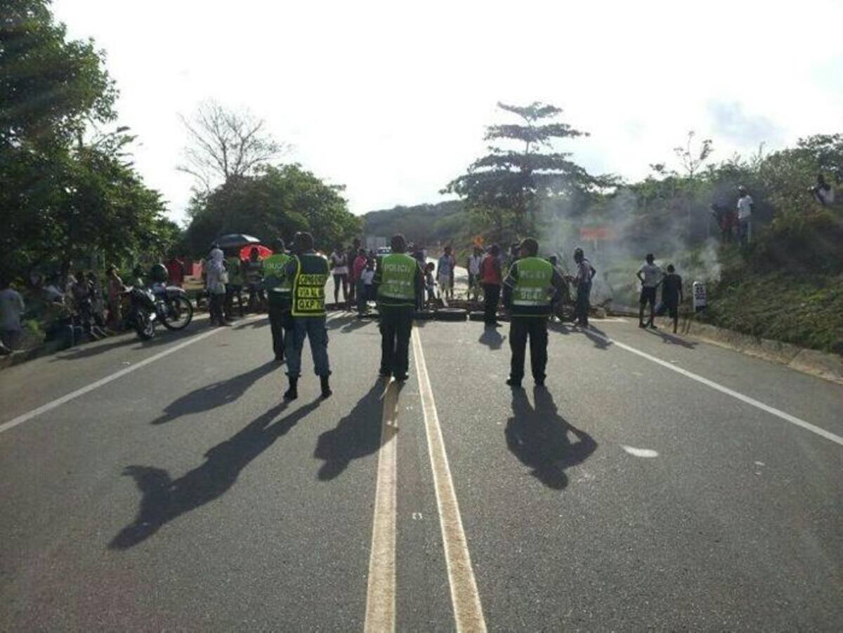 La comunidad, que se agolpó en medio de la carretera y bloqueó la vía desde las 6 de la mañana de este lunes utilizando también ramas de árboles. Archivo El Universal