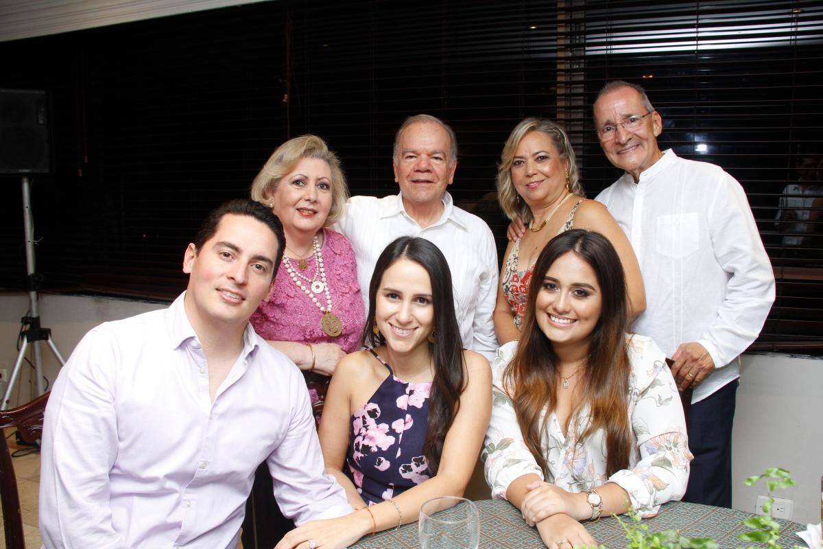 De pie: Yolanda Hernández, Gerardo Beltrán, Yadira Hernández y Hugo García. Sentados: Juan Saavedra, Karina Rivera y María Camila Quintero.