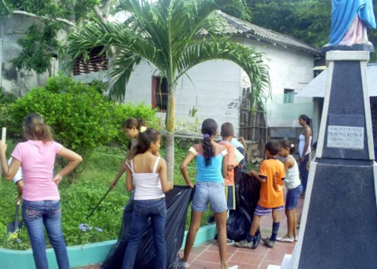 Los niños y jóvenes adscritos also Clubes de la Corporación Universal, adoptan parques y zonas verdes a las que les hacen mantenimiento.