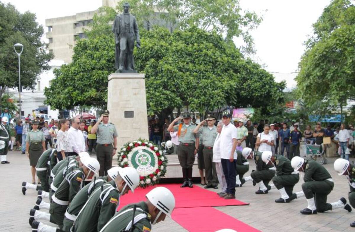 El comandante de la Policía en Sucre, coronel Luis Vallejo, y otras autoridades durante la ofrenda floral. MANUEL SANTIAGO PÉREZ/EL UNIVERSAL