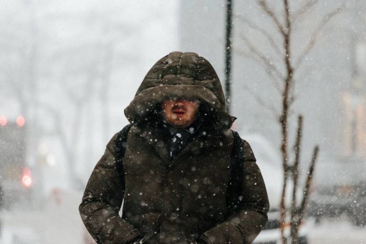 Peatones caminan bajo la nieve un frío deía de invierno en Nueva York (Estados Unidos). EFE